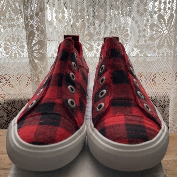 Women’s size 8.5 Blowfish Malibu sneakers . Never worn! Red Buffalo check design - Picture 2 of 9
